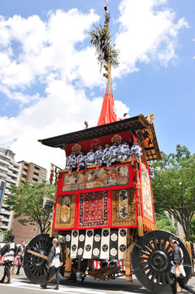 The tallest yamaboko can measure 8 meters from the bottom of the wheel to the halberd's tip. 