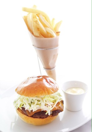 famous-david-burger-david-myers-cafe-ginza-tokyo-review-by-mandy-lynn-tokyo-weekender