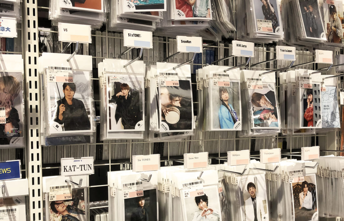 Photographs of Johnnys Male Idol talents at a recycle shop in Tokyo